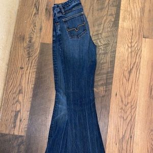 Jennifer Kim’s Jeans size 4/32.